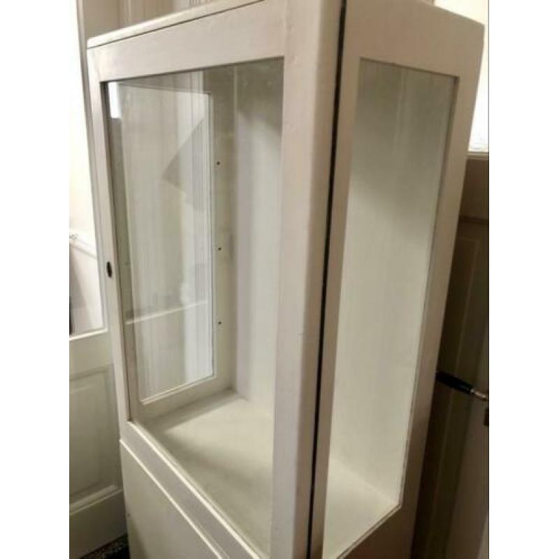 Charmant oud industrieel vintage apothekers vitrine kastje