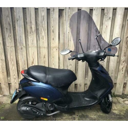 Zeer mooie Piaggo Zip met mat blauwe SP kappen