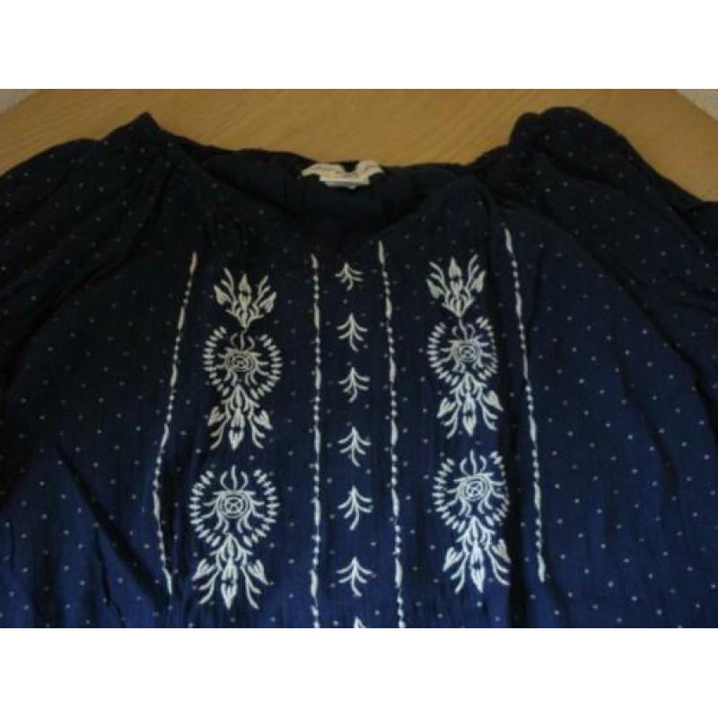 Blauw bloesje met wit borduursel van H&M maat 164 zgan