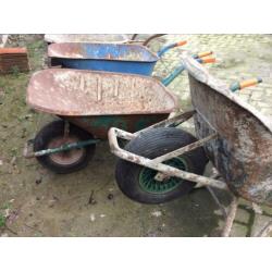Te koop 4 kruiwagens en een pompwagen