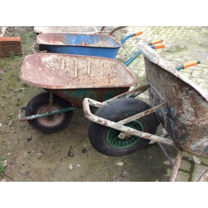 Te koop 4 kruiwagens en een pompwagen