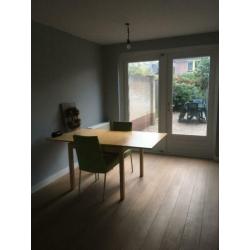 Uitschuifbare eettafel (Ikea Bjursta) en 2 leren stoelen