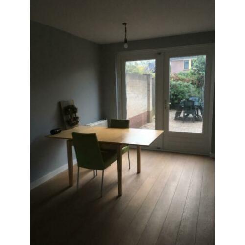 Uitschuifbare eettafel (Ikea Bjursta) en 2 leren stoelen