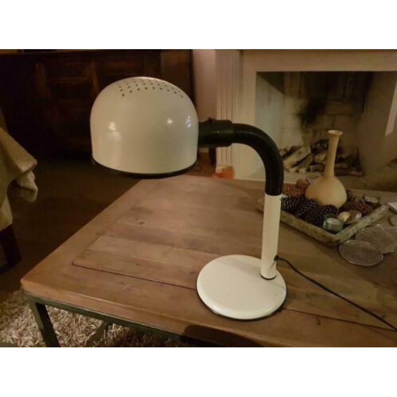 retro witte vintage bureaulamp jaren 70 geperforeerde kap