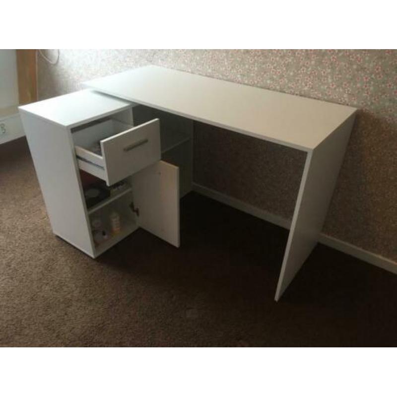 Kinderbureau hoekopstelling. 120cm breed 50/85cm diep