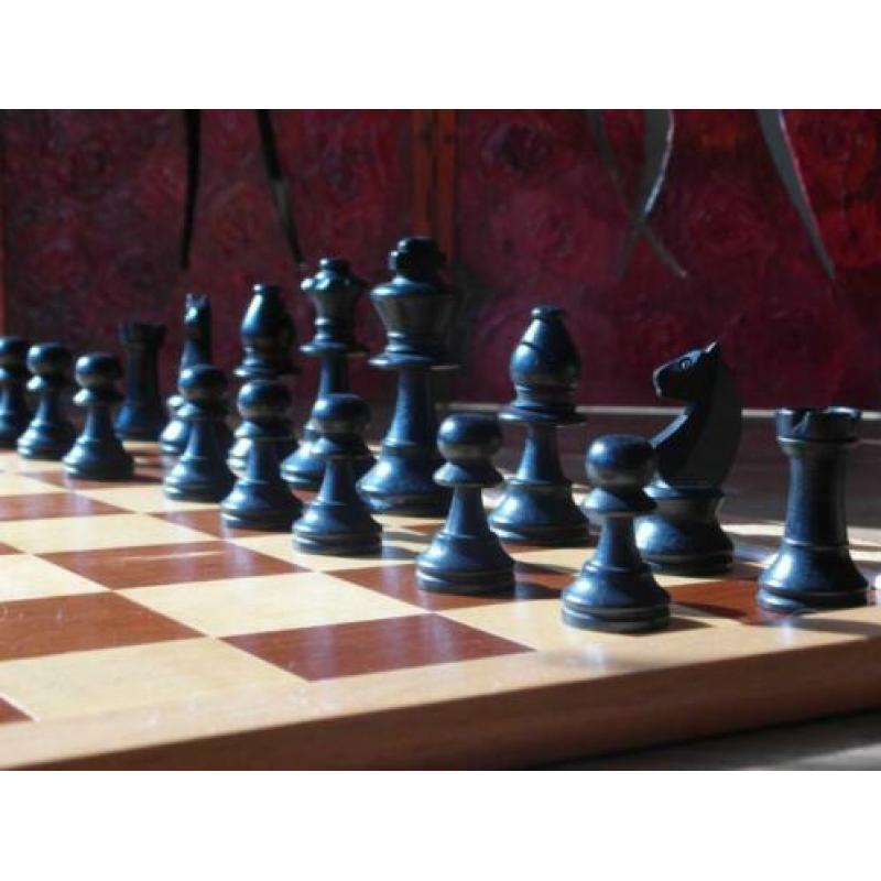 Houten schaakspel met vintage schaakstukken,schaakbord