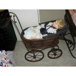 antieke poppenwagen met pop