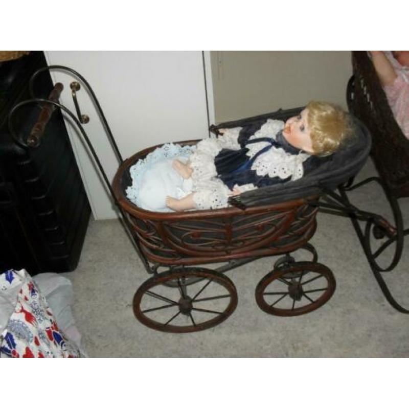 antieke poppenwagen met pop
