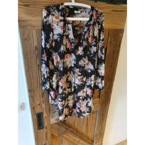 Zwart met bloemen tuniek Only maat 40 doorschijnende stof