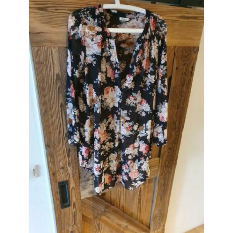Zwart met bloemen tuniek Only maat 40 doorschijnende stof