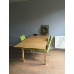 Uitschuifbare eettafel (Ikea Bjursta) en 2 leren stoelen
