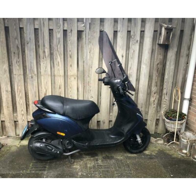 Zeer mooie Piaggo Zip met mat blauwe SP kappen