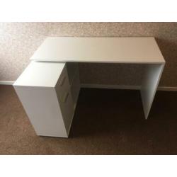 Kinderbureau hoekopstelling. 120cm breed 50/85cm diep