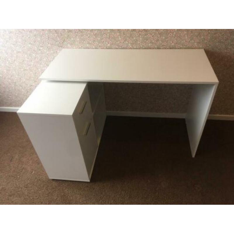 Kinderbureau hoekopstelling. 120cm breed 50/85cm diep