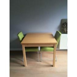 Uitschuifbare eettafel (Ikea Bjursta) en 2 leren stoelen