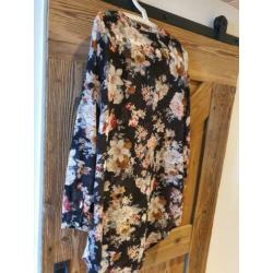 Zwart met bloemen tuniek Only maat 40 doorschijnende stof