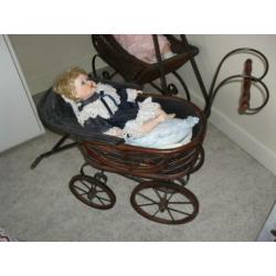 antieke poppenwagen met pop