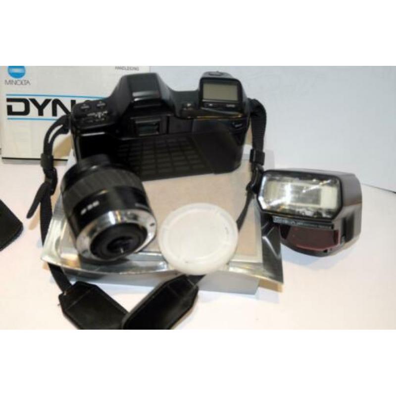 MINOLTA Dynax 7000I met 35/80 mm lens en flitser.