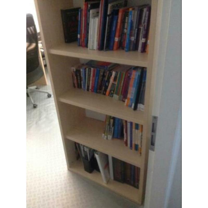Bed, bureau, boekenkast, ladenblok, bedbodem, matras