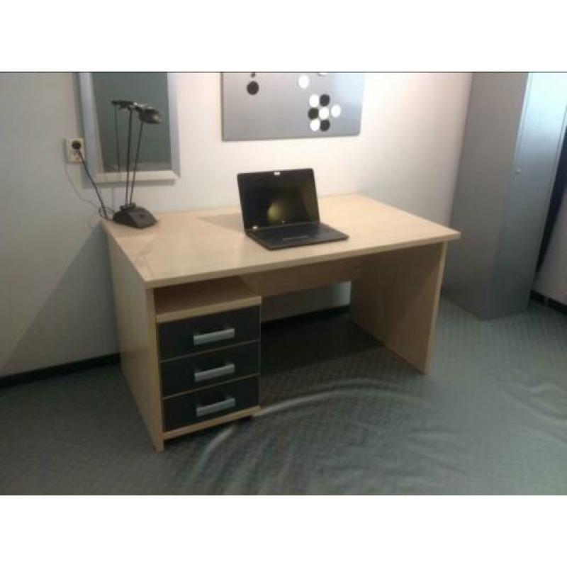 Bed, bureau, boekenkast, ladenblok, bedbodem, matras