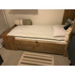 Steigerhouten bed met opberglade