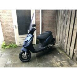 Zeer mooie Piaggo Zip met mat blauwe SP kappen