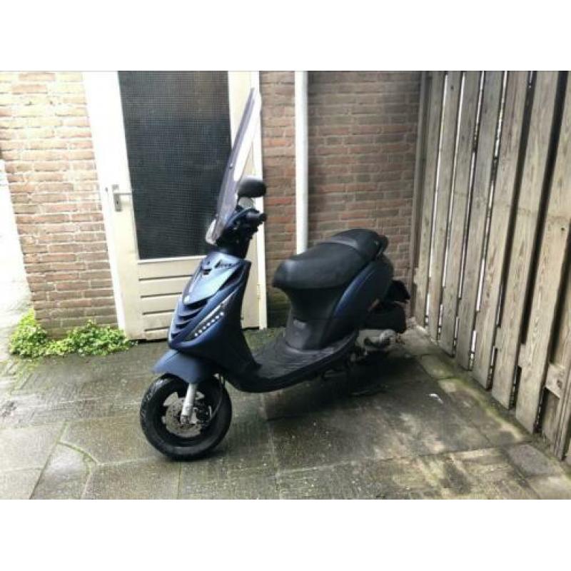 Zeer mooie Piaggo Zip met mat blauwe SP kappen