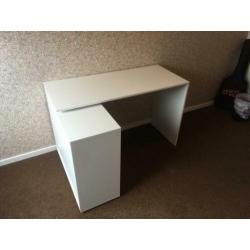 Kinderbureau hoekopstelling. 120cm breed 50/85cm diep