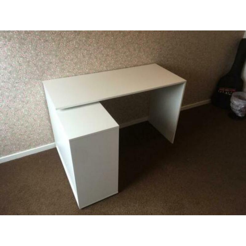 Kinderbureau hoekopstelling. 120cm breed 50/85cm diep