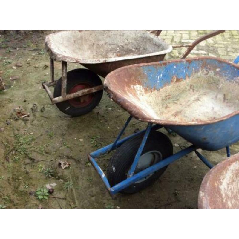 Te koop 4 kruiwagens en een pompwagen