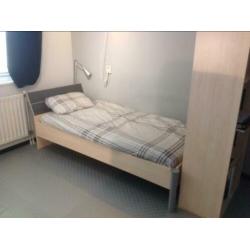 Bed, bureau, boekenkast, ladenblok, bedbodem, matras