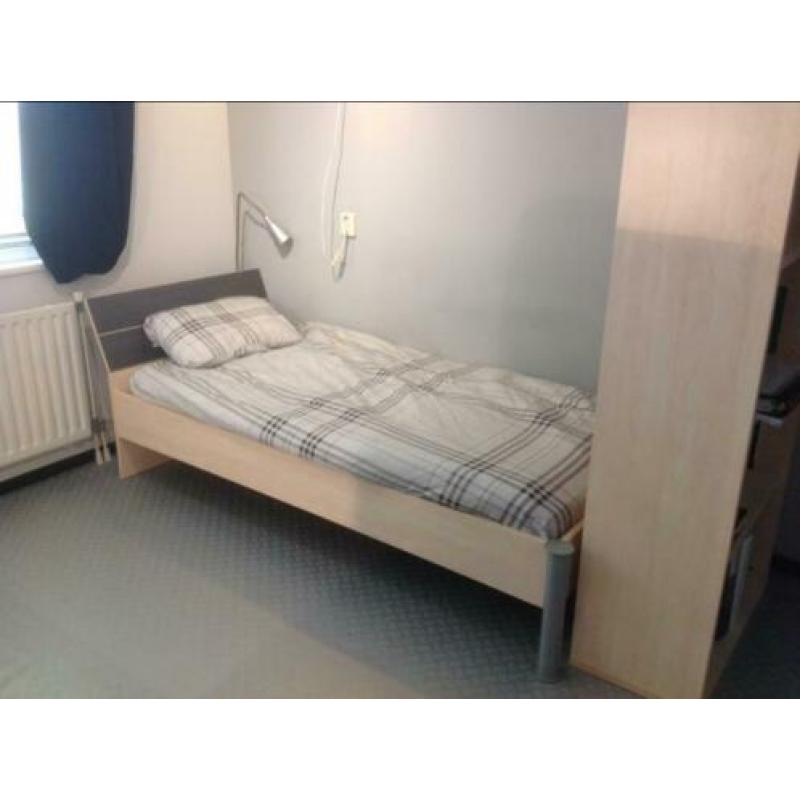 Bed, bureau, boekenkast, ladenblok, bedbodem, matras
