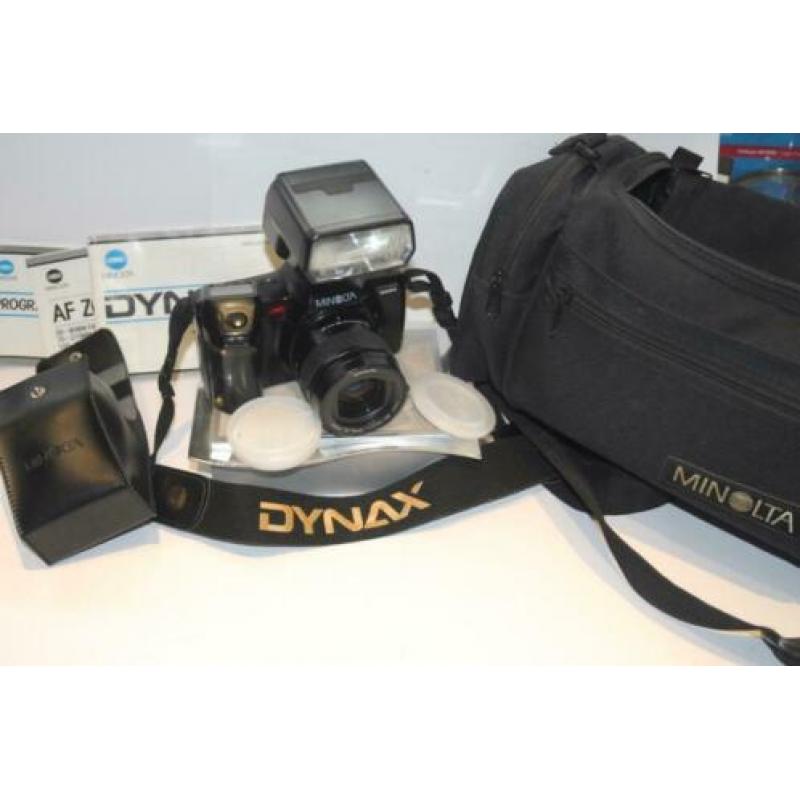 MINOLTA Dynax 7000I met 35/80 mm lens en flitser.