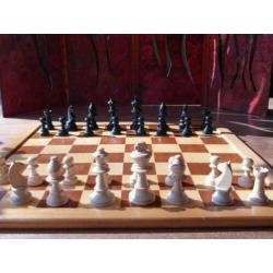 Houten schaakspel met vintage schaakstukken,schaakbord