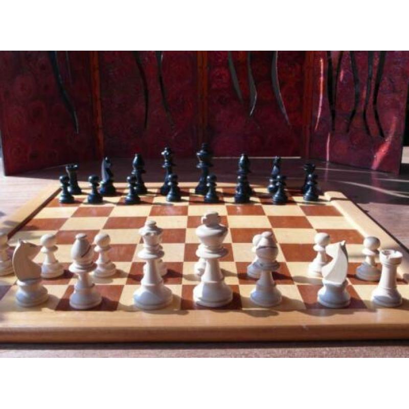 Houten schaakspel met vintage schaakstukken,schaakbord