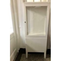 Charmant oud industrieel vintage apothekers vitrine kastje