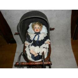 antieke poppenwagen met pop