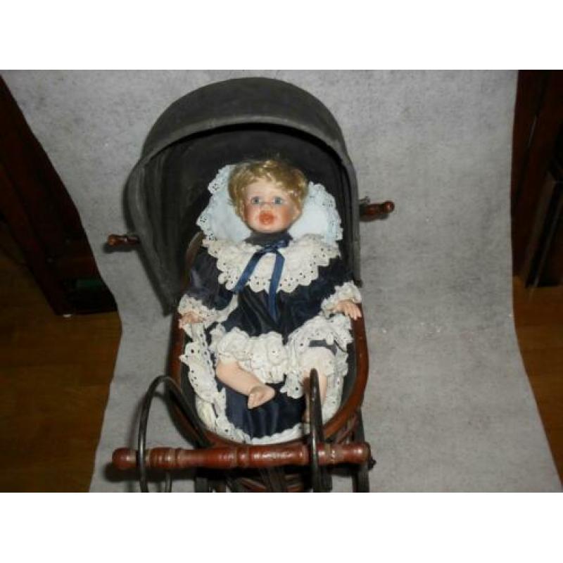 antieke poppenwagen met pop