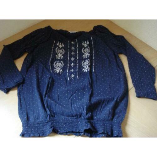 Blauw bloesje met wit borduursel van H&M maat 164 zgan