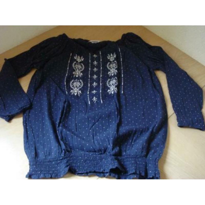Blauw bloesje met wit borduursel van H&M maat 164 zgan