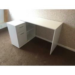 Kinderbureau hoekopstelling. 120cm breed 50/85cm diep