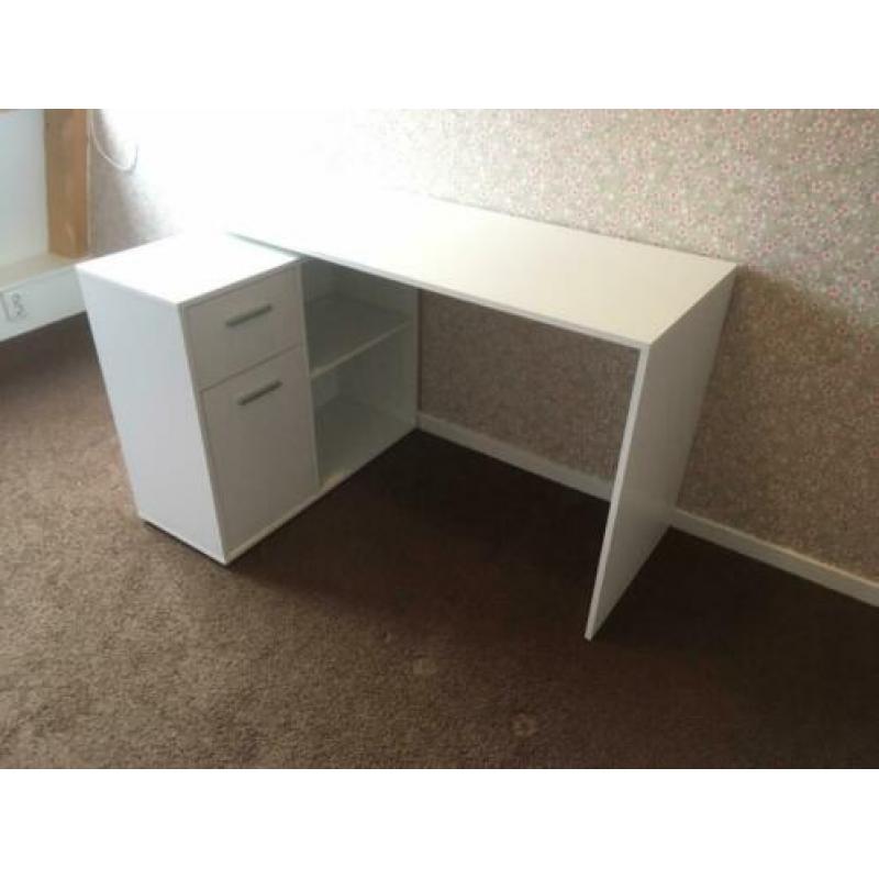 Kinderbureau hoekopstelling. 120cm breed 50/85cm diep