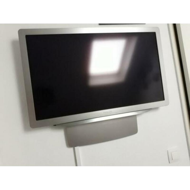 TV Philips ambilight type 32PFL9705H/12 met muurbeugel