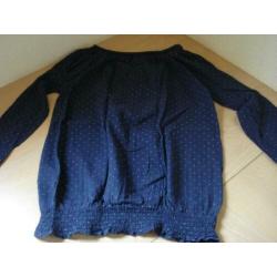 Blauw bloesje met wit borduursel van H&M maat 164 zgan