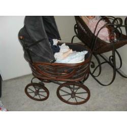 antieke poppenwagen met pop