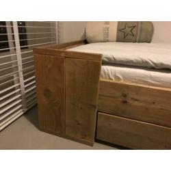 Steigerhouten bed met opberglade