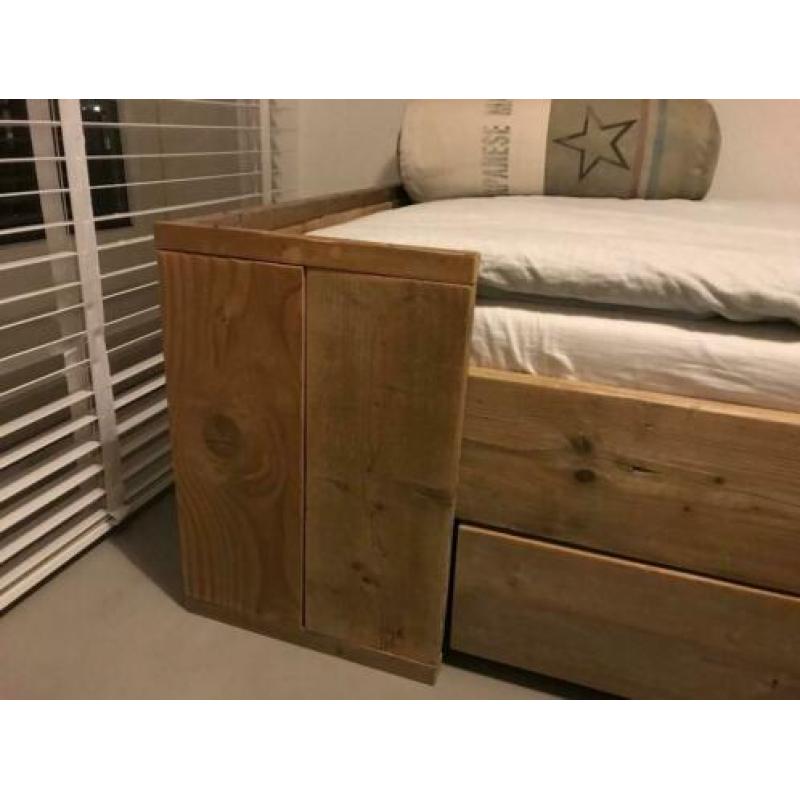 Steigerhouten bed met opberglade