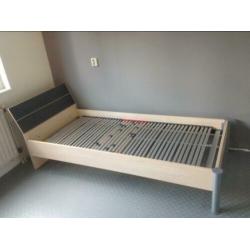 Bed, bureau, boekenkast, ladenblok, bedbodem, matras