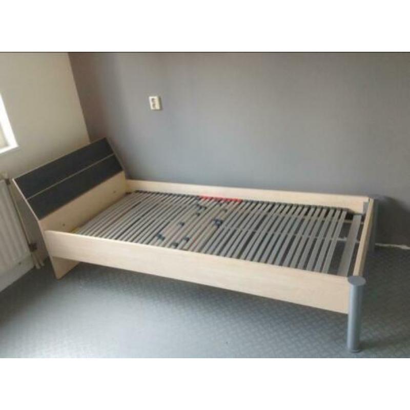 Bed, bureau, boekenkast, ladenblok, bedbodem, matras