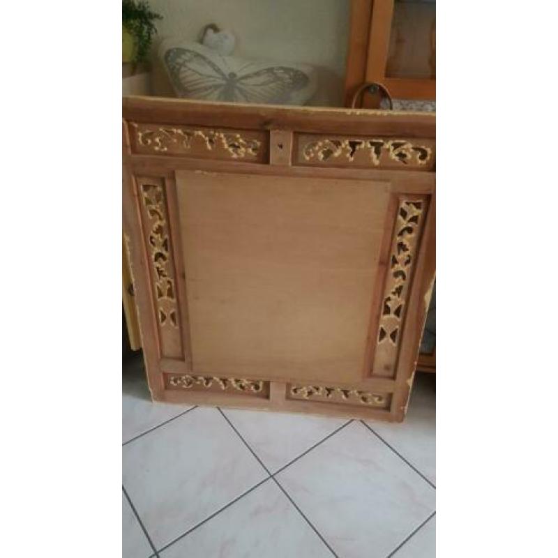 Grote houten spiegel met luikjes.
